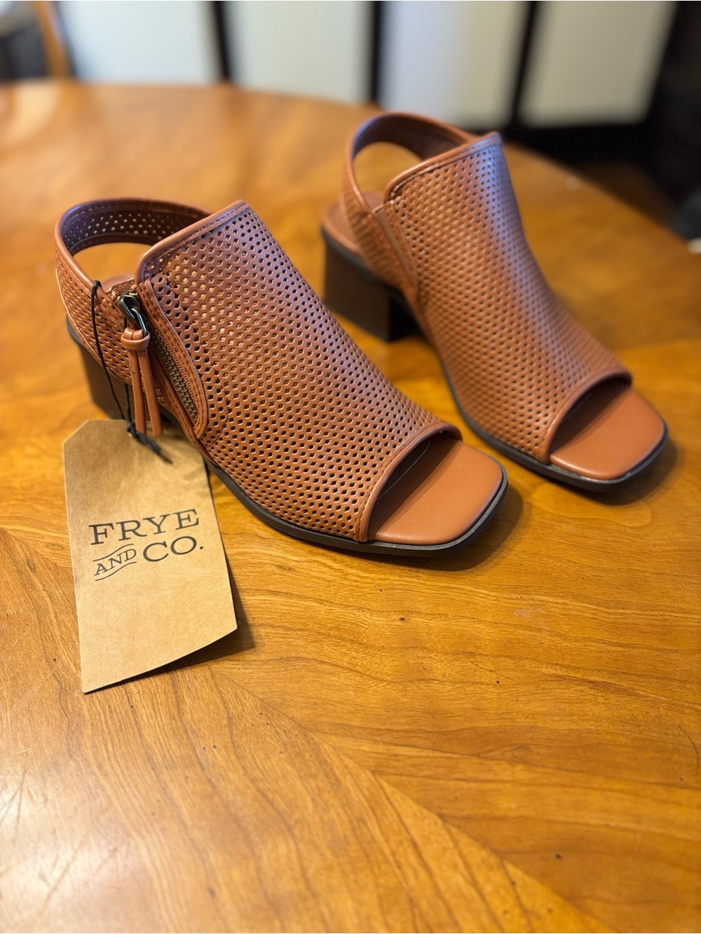 FRYE & Co NWT Oasys Brown Leather Sandals 7M